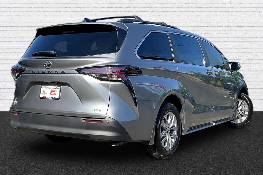 Used 2026 Toyota Sienna XLE FWD image 6