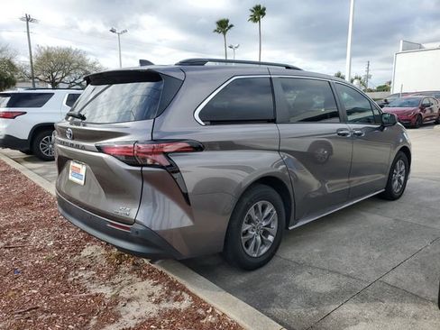 Used 2022 Toyota Sienna XLE image 4