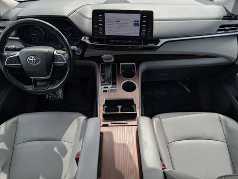 Used 2023 Toyota Sienna XLE image 10