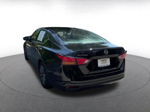 Used 2025 Nissan Altima 2.5 SV FWD image 11
