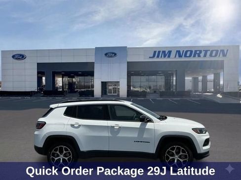 Used 2024 Jeep Compass Latitude AWD/4WD image 3