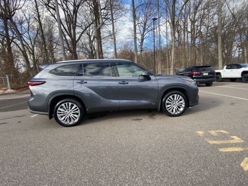 Certified 2025 Toyota Highlander Platinum image 14