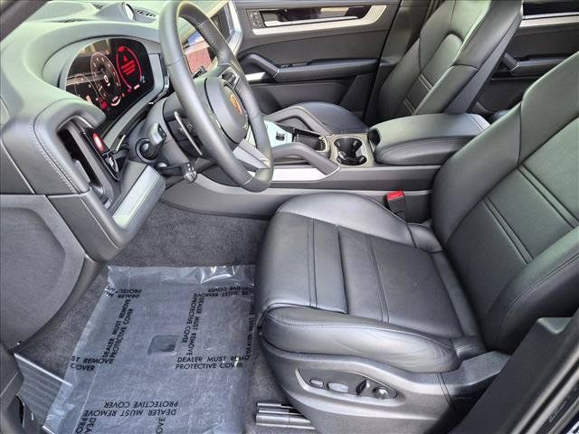 Used 2025 Porsche Cayenne AWD/4WD image 17