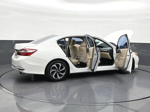 Used 2017 Honda Accord EX image 32