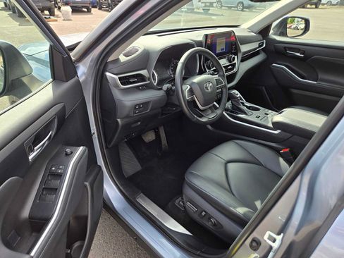 Used 2023 Toyota Highlander XLE AWD/4WD image 23
