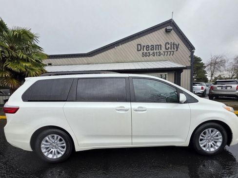 Used 2015 Toyota Sienna XLE w/ XLE Navigation Package image 5