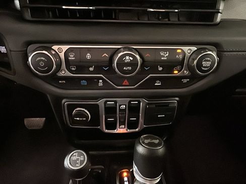 Used 2024 Jeep Wrangler Unlimited Sahara AWD/4WD image 25
