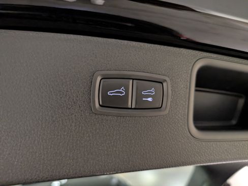 Used 2025 Porsche Macan image 24