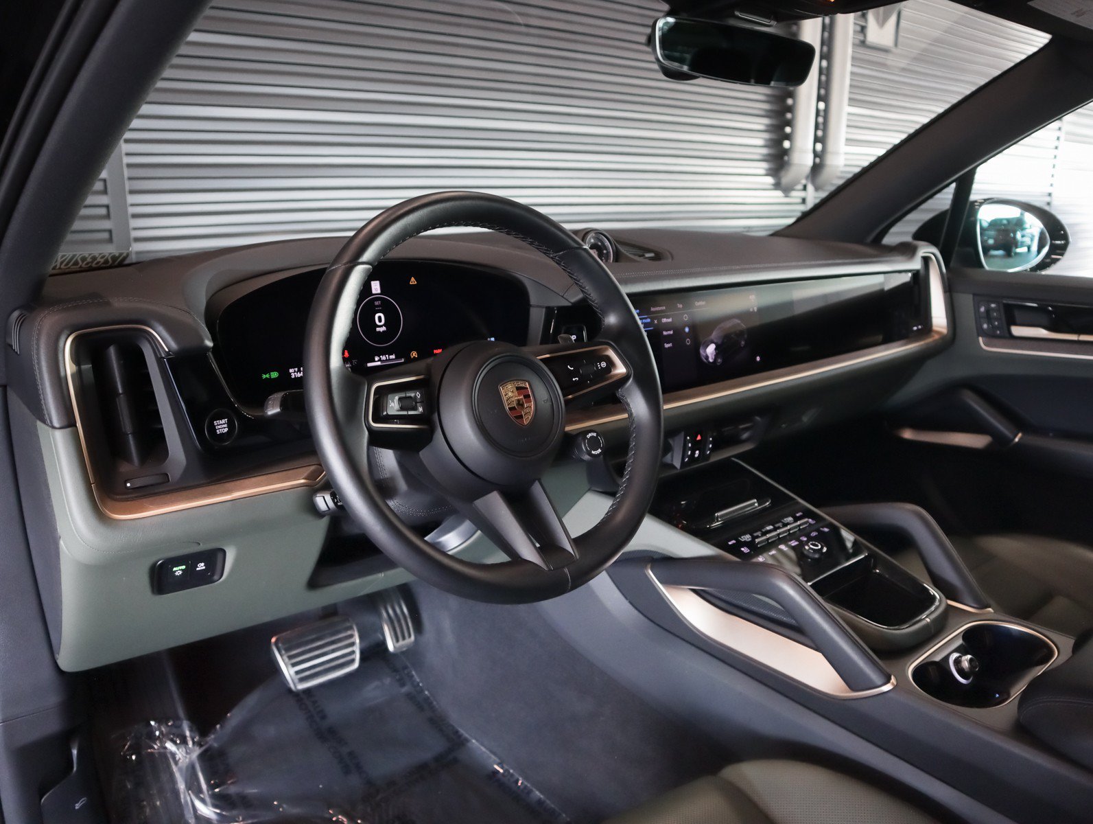 Certified 2024 Porsche Cayenne w/ Premium Package AWD/4WD image 4