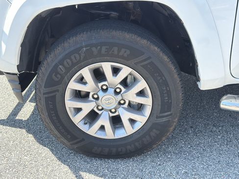 Used 2017 Toyota Tacoma SR5 w/ Tow Package RWD image 11