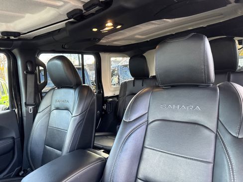 Used 2022 Jeep Wrangler Unlimited Sahara w/ Cold Weather Group image 14