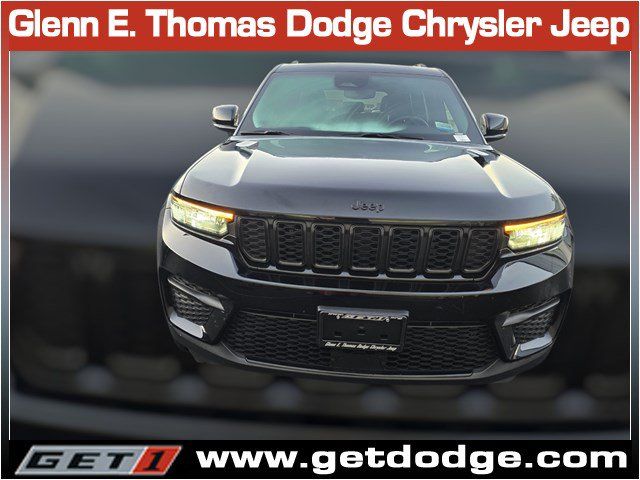 Used 2023 Jeep Grand Cherokee Altitude AWD/4WD image 2