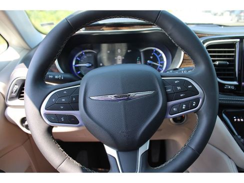 Used 2023 Chrysler Pacifica Limited image 25
