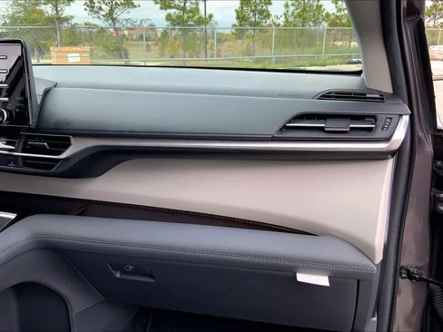 Used 2024 Toyota Sienna XLE image 17