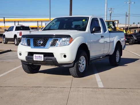 Used 2019 Nissan Frontier SV image 2