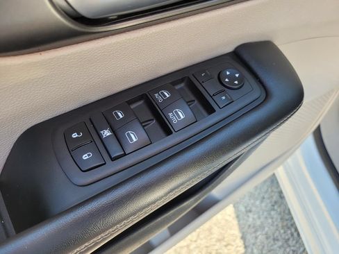 Used 2024 Chrysler Pacifica Touring-L FWD image 15