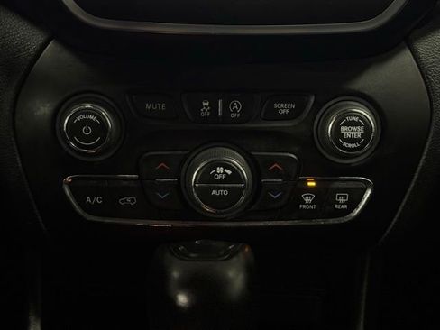 Used 2022 Jeep Cherokee Trailhawk w/ Comfort/Convenience Group image 33