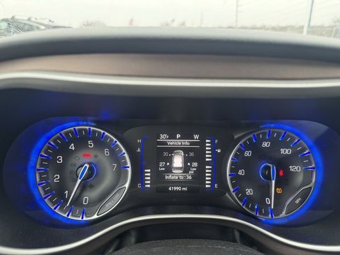 Used 2023 Chrysler Voyager LX image 11