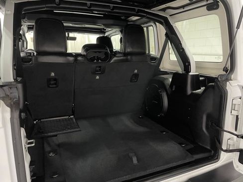 Used 2019 Jeep Wrangler Unlimited Sahara AWD/4WD image 18
