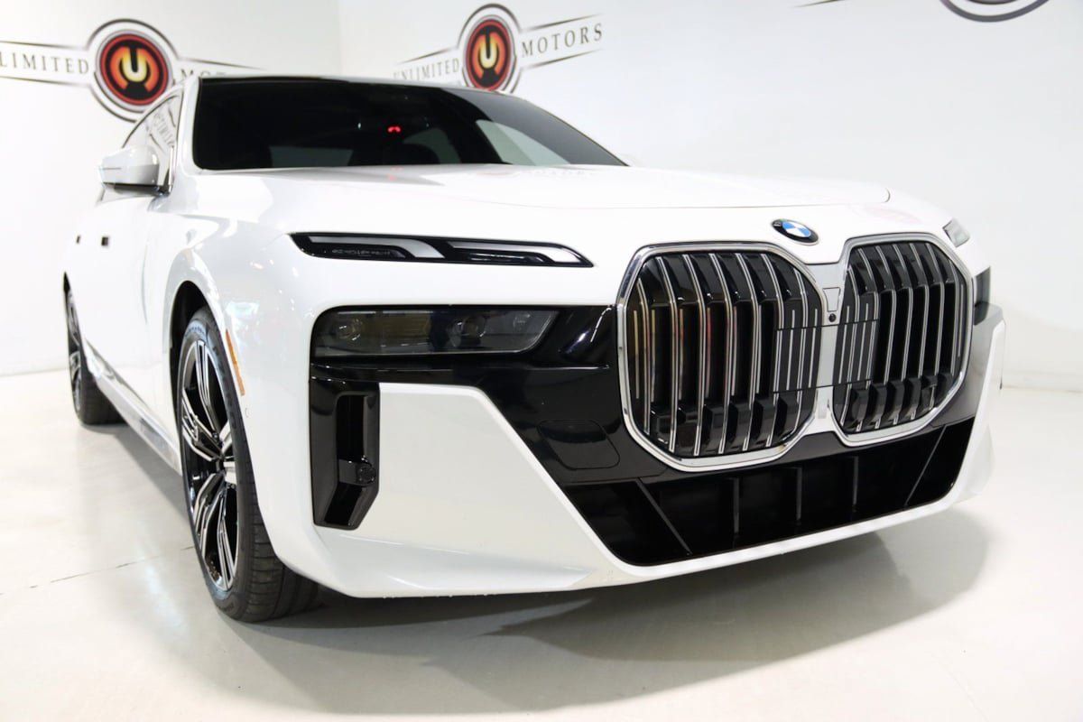 Used 2023 BMW 760i xDrive AWD/4WD image 28