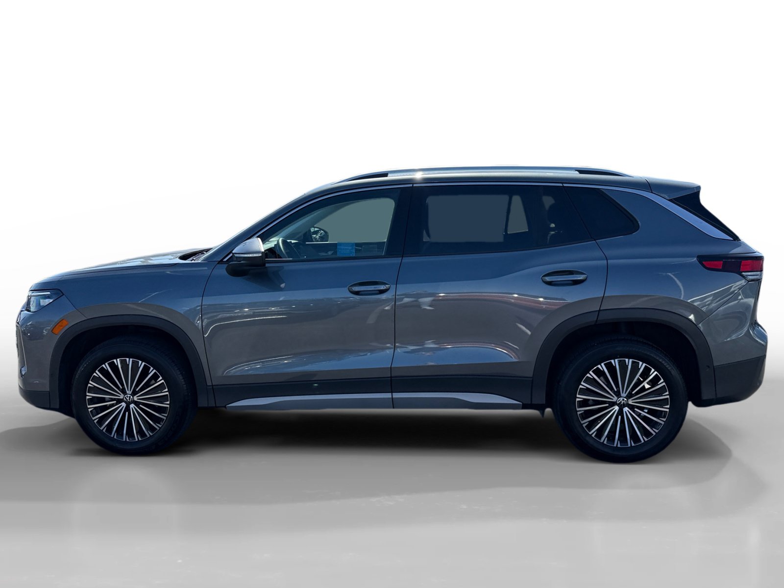 Certified 2025 Volkswagen Tiguan S FWD image 2