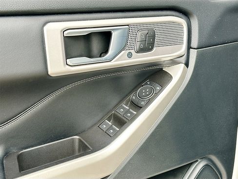 Used 2022 Ford Explorer Limited w/ Equipment Group 301A image 18
