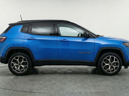 Used 2025 Jeep Compass Limited image 11
