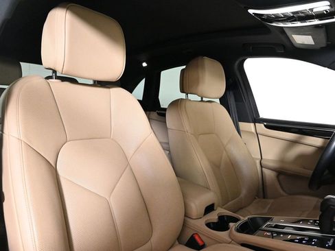 Certified 2024 Porsche Macan image 19