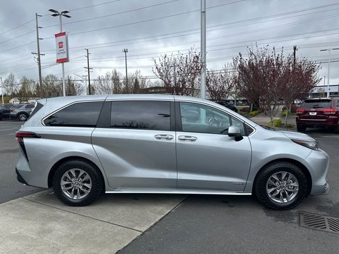 Used 2021 Toyota Sienna XLE image 6