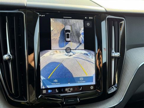 Used 2025 Volvo XC60 B5 Plus image 4