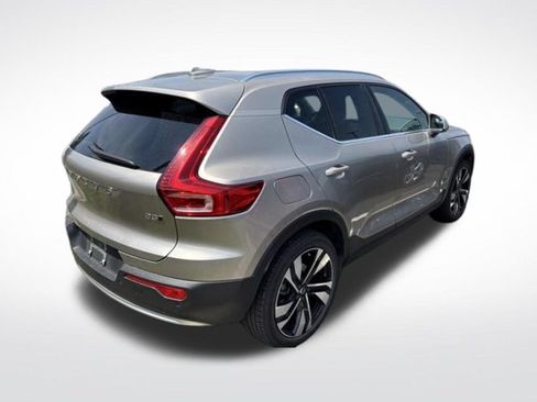 Used 2023 Volvo XC40 B5 Plus w/ Driver Assist Package AWD/4WD image 6