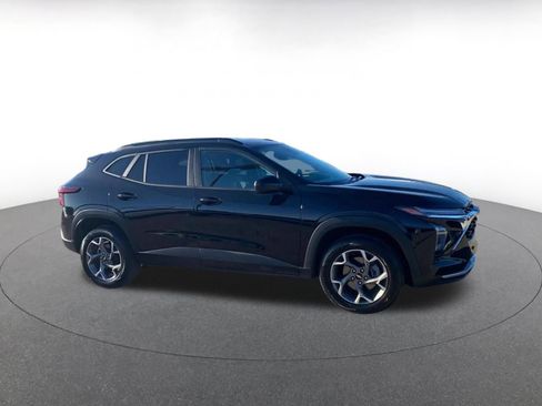 Used 2025 Chevrolet Trax LT FWD image 2