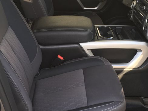 Used 2024 Nissan Titan SV w/ SV Convenience Package image 8