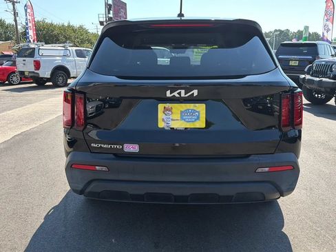Used 2023 Kia Sorento LX FWD image 4