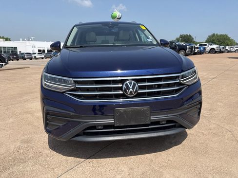 Used 2024 Volkswagen Tiguan SE FWD image 2