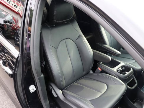 Used 2025 Chrysler Pacifica Select FWD image 16