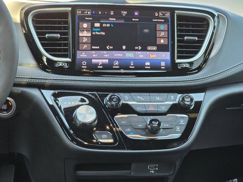 New 2027 Chrysler Pacifica Select FWD image 25