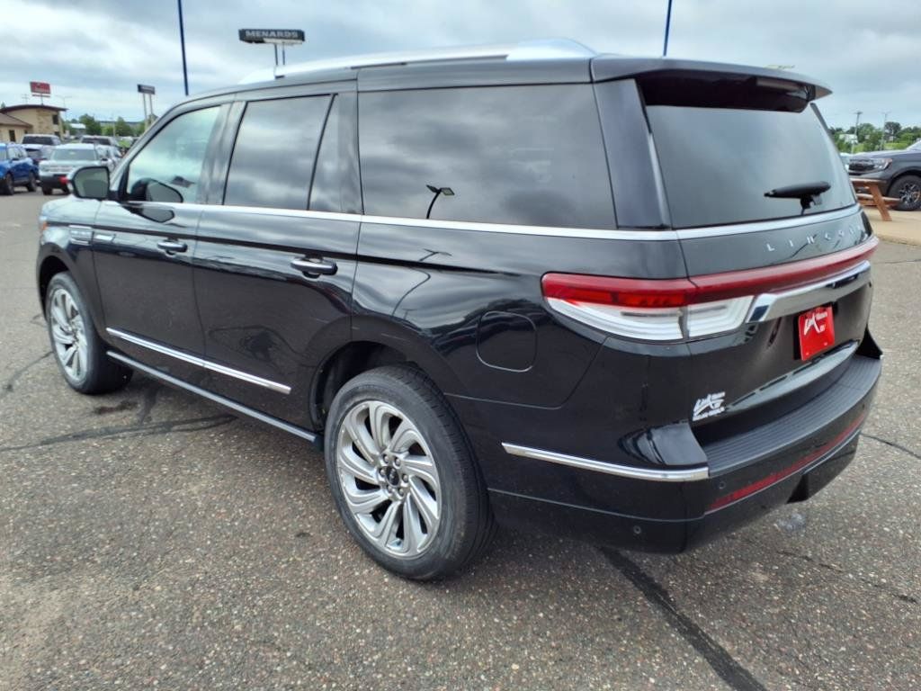 Used 2024 Lincoln Navigator Premiere AWD/4WD image 3