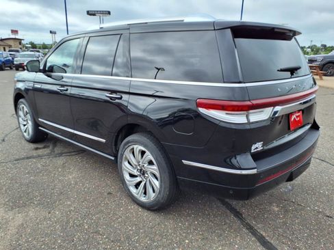 Used 2024 Lincoln Navigator Premiere image 3