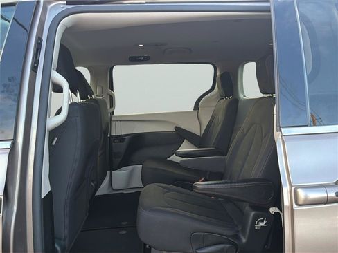 Used 2017 Chrysler Pacifica Touring FWD image 16