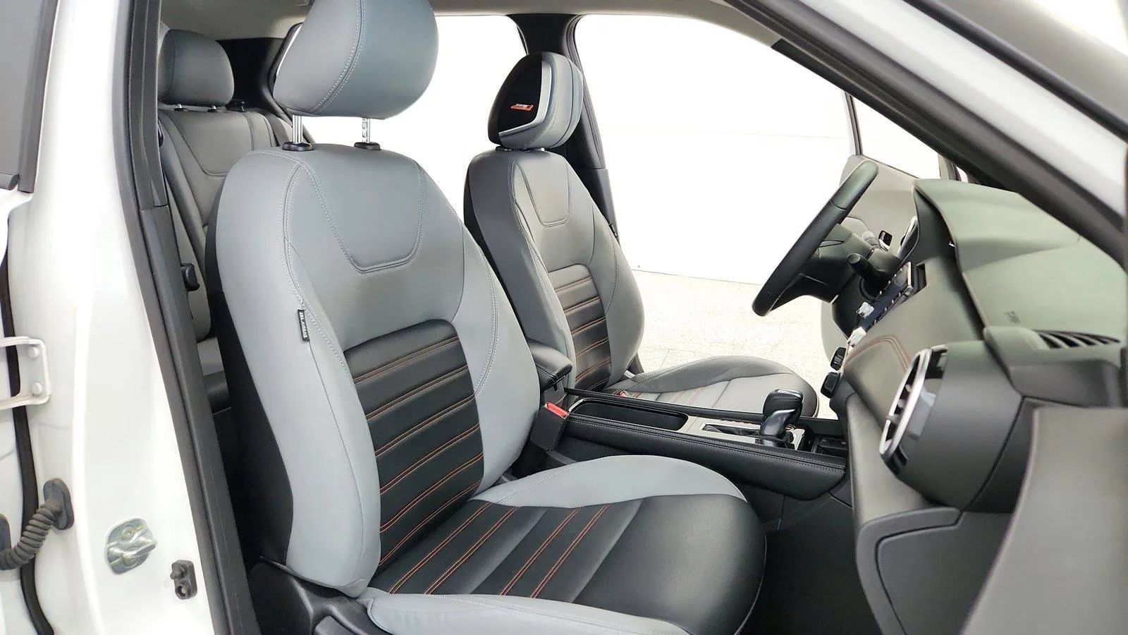 Used 2024 Nissan Kicks SR w/ SR Premium Package FWD image 31