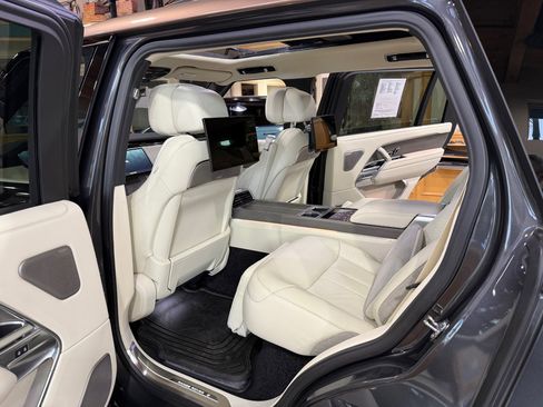 Used 2025 Land Rover Range Rover SV image 5