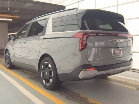 Used 2025 Kia Carnival EX FWD image 4