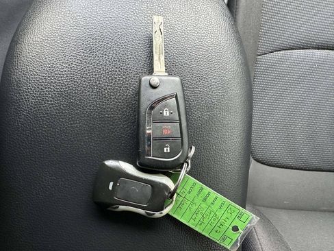 Used 2021 Toyota RAV4 LE AWD/4WD image 34