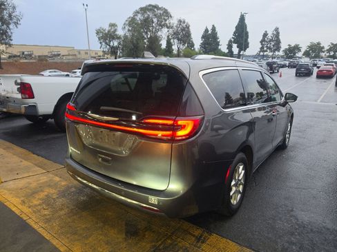 Used 2021 Chrysler Pacifica Touring-L FWD image 2