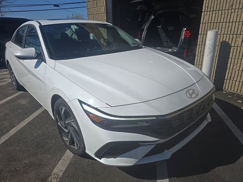 Used 2025 Hyundai Elantra SEL image 2
