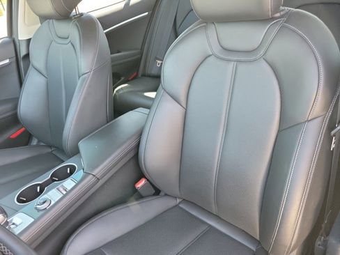 Used 2023 Genesis G70 2.0T image 7