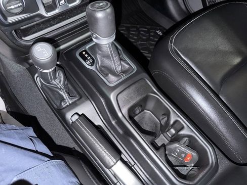 Used 2020 Jeep Wrangler Unlimited Sahara image 36