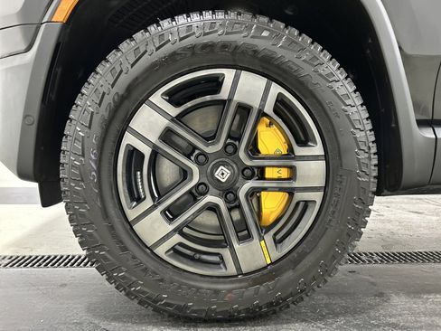 Used 2025 Rivian R1S Premium image 9