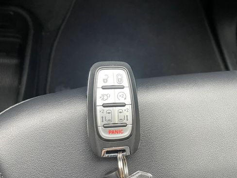 Used 2025 Chrysler Pacifica Select image 22